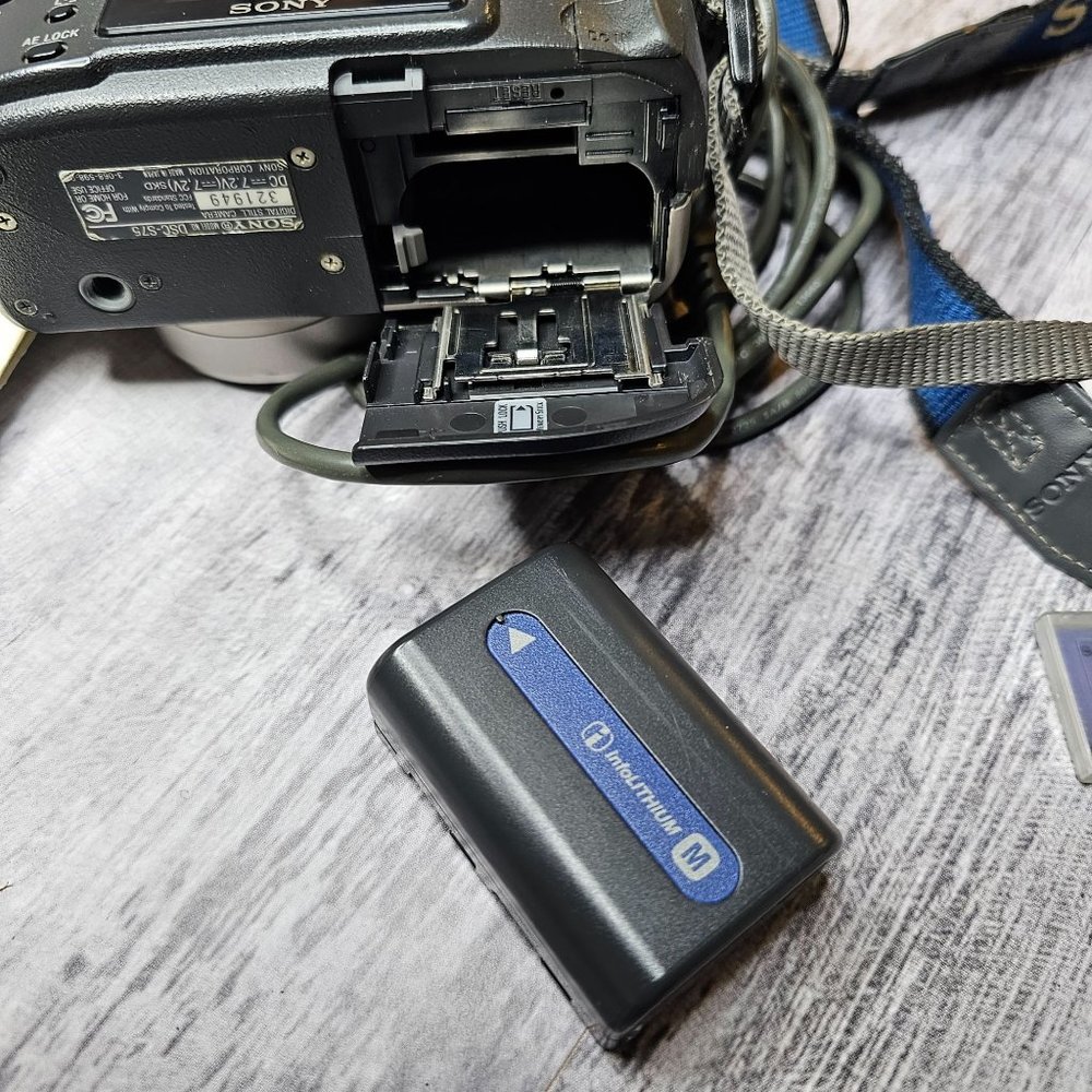 Sony Cybershot 3.3 Megapixel Digital Camera with 8MB Sony Memory Stick - Picture 14 of 14